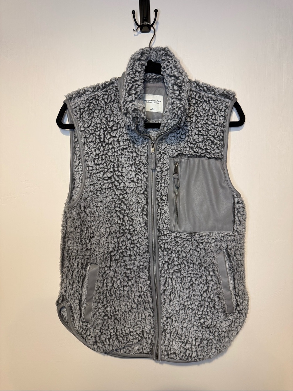 ABERCROMBIE Light Gray Sherpa Vest Zipper Contrasting Pocket Sz Small